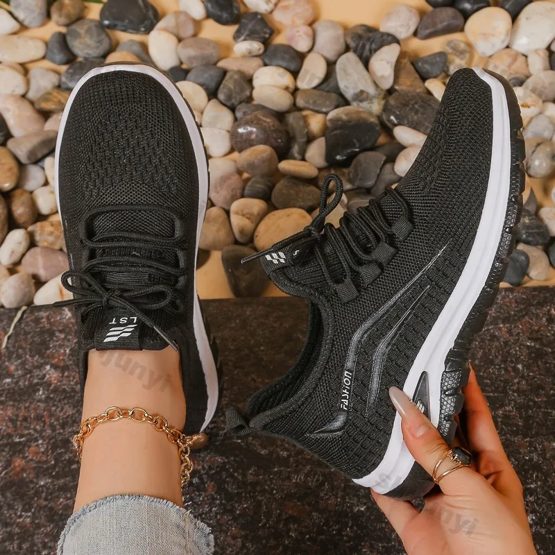 Damen-Freizeitschuhe, 2025, neue Frühlings- und Sommer-Mesh-atmungsaktive, bequeme Turnschuhe, modische Fly-Weave-Laufschuhe mit Kreuzbindung