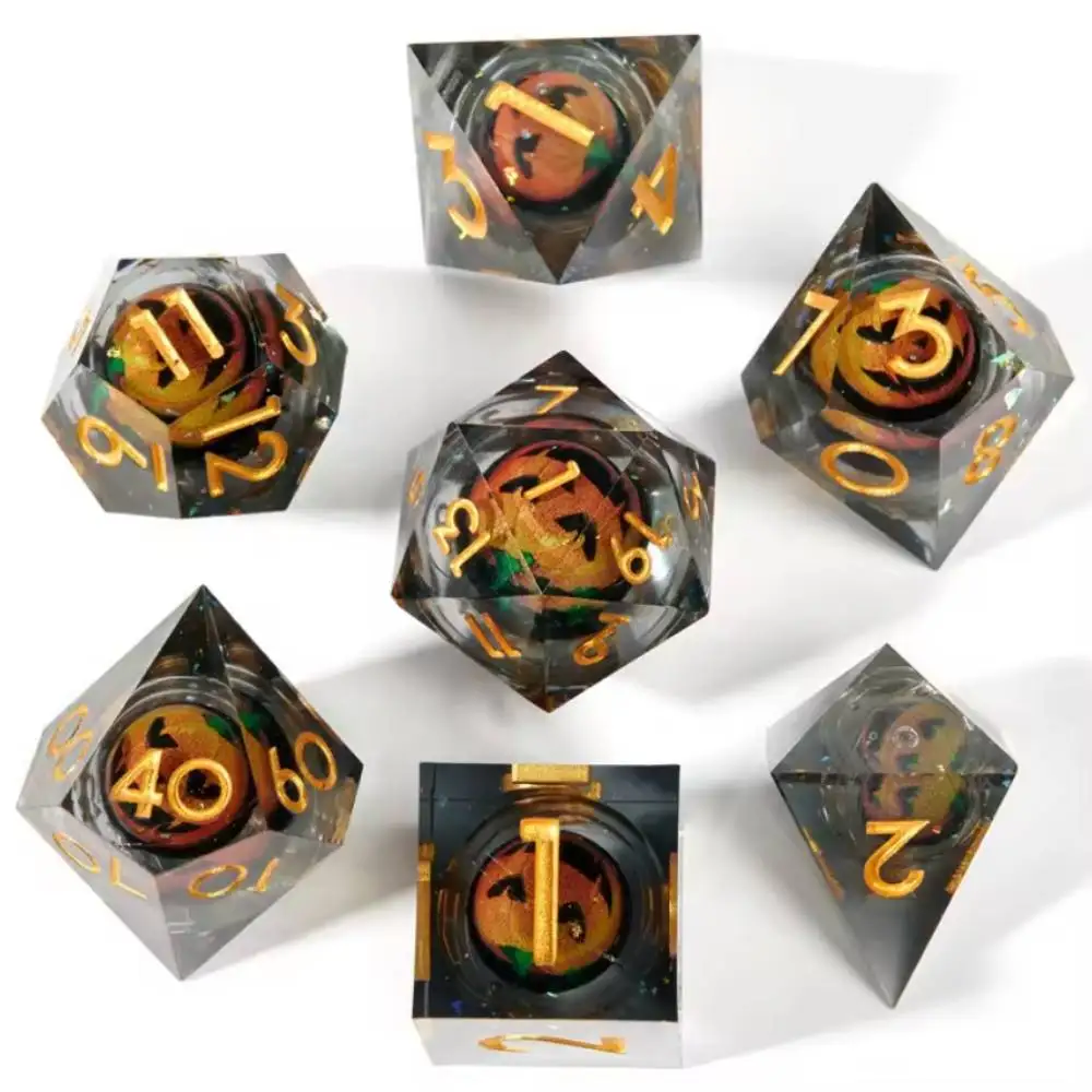 

Набор кубиков на Хэллоуин, кубики с тыквой, ролевые игральные кости, смоляные кости для подземелий и драконов, ролевые игры, набор многогранных кубиков на Хэллоуин