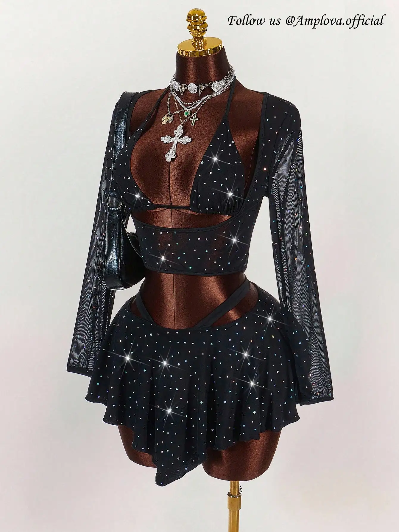 

Комплект из двух предметов: топ с длинными рукавами и пайетками и мини-юбка с V-образным вырезом.