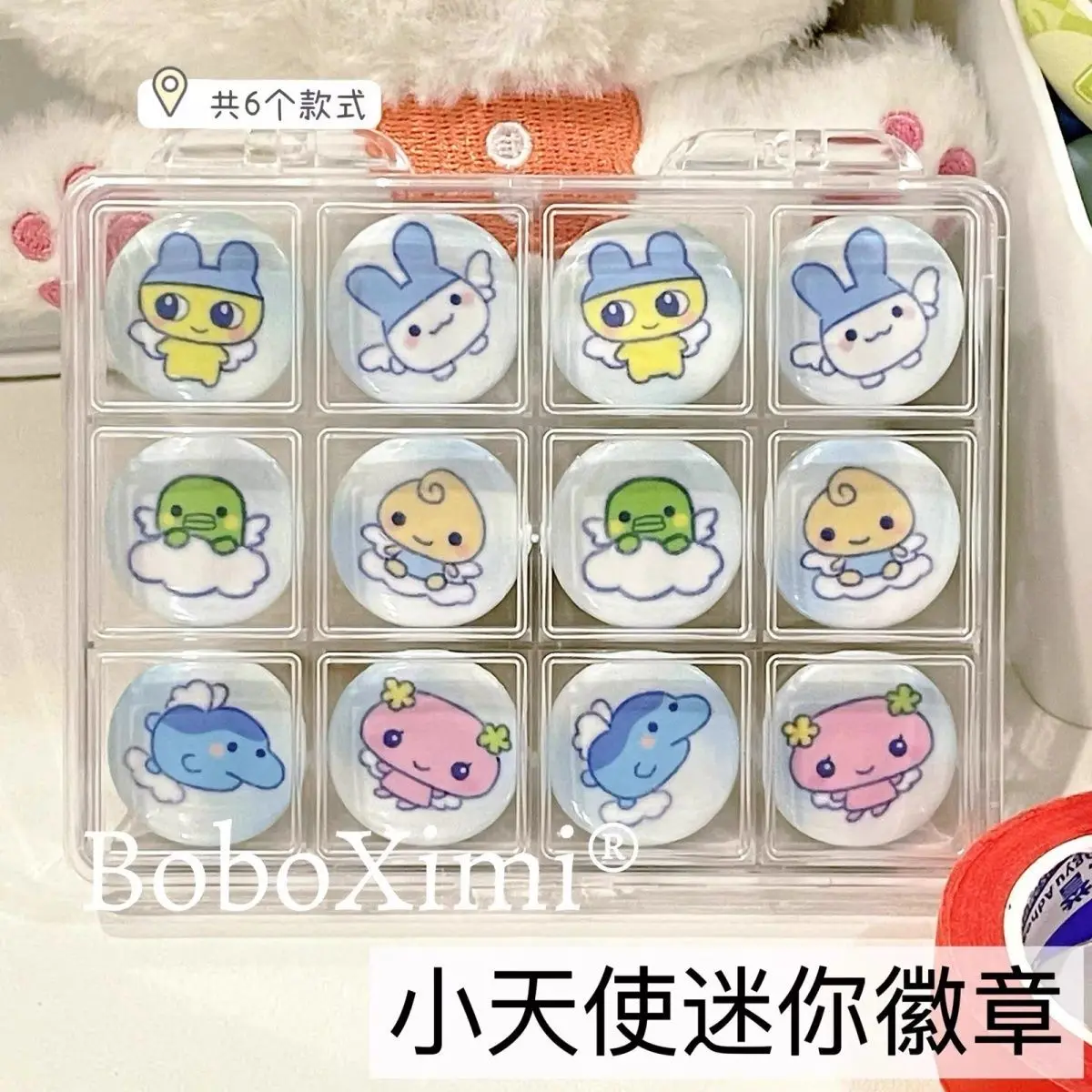 Tamagotchi Original Niedliches Retro Mini Küssendes Cartoon-Abzeichen, 25mm Deko-Pin für Tagebücher