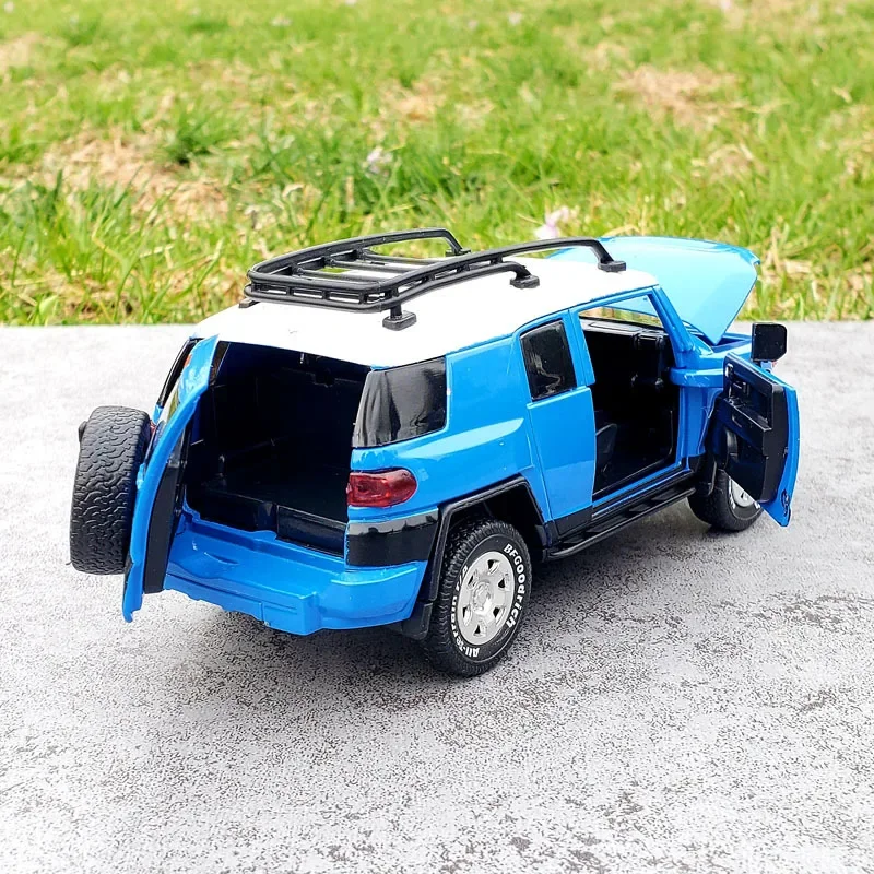 Caipo 1:32 Toyota FJ Cruiser SUV Alloy Car Diecasts & Toy Vehicles Car Model Sound and light Pull back Car Toys For Kids Gifts