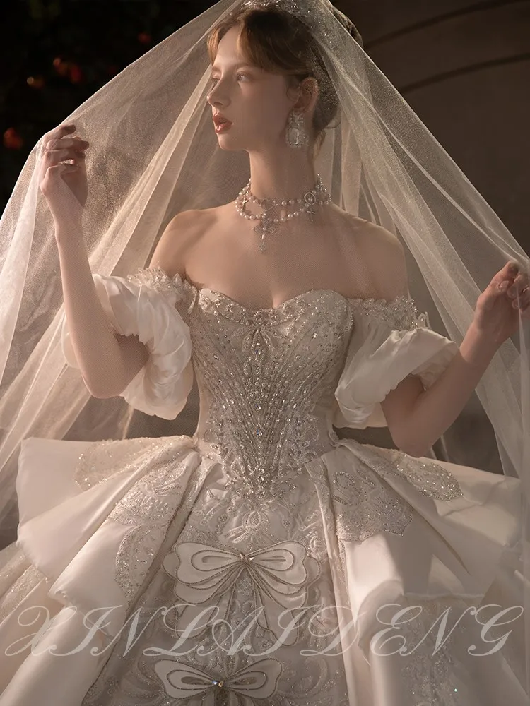 Ein neues, strapazierfähiges One-Shoulder-Kleid aus Satin mit großem Schwanz