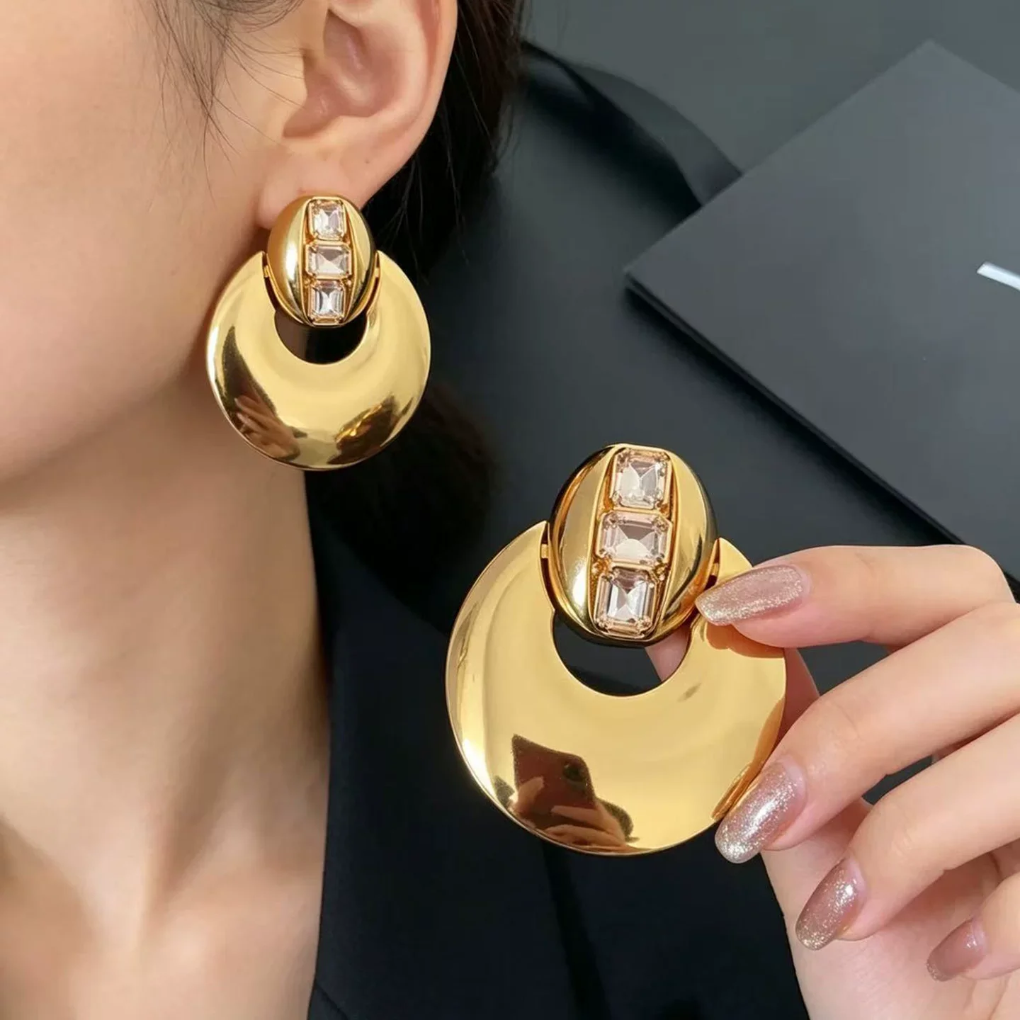 

Exaggerated Metal Glossy Geometric Round Zircon Earrings for Women European American Personality Show Jewelry Trend Accessory