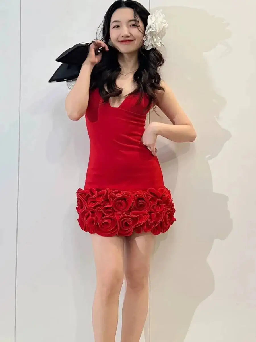 ชุดเดรสสตรีฤดูร้อนใหม่เดรสสั้นสีแดงสายเดี่ยวตกแต่งดอกไม้สามมิติออกแบบทันสมัยและเซ็กซี่ส่วนบุคคล 34O4