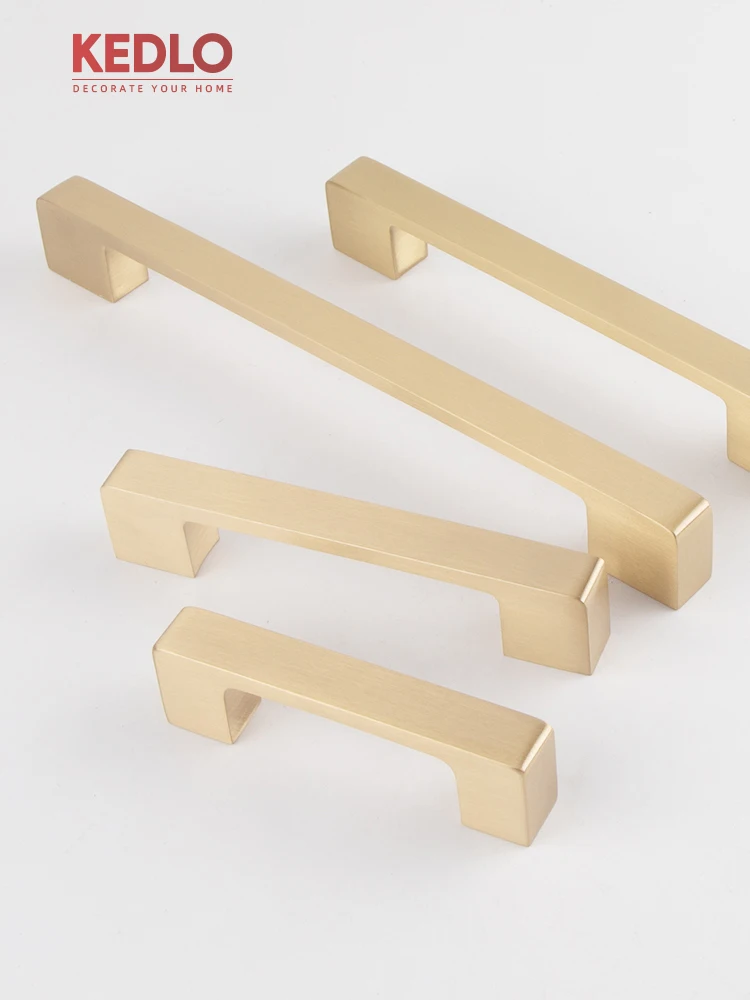 KEDLO Massiver Messinggriff, modern, minimalistisch, gebürstetes Messing, flacher Küchenschrank- und Schubladengriff in Gold. – Detail 3