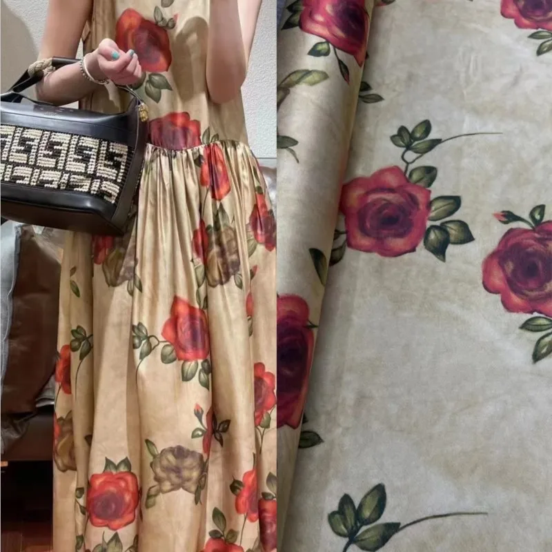 Wysokiej klasy sukienka z jedwabiu ze streczem w kolorze różowym z eleganckim nadrukiem wykonanym z odzieży