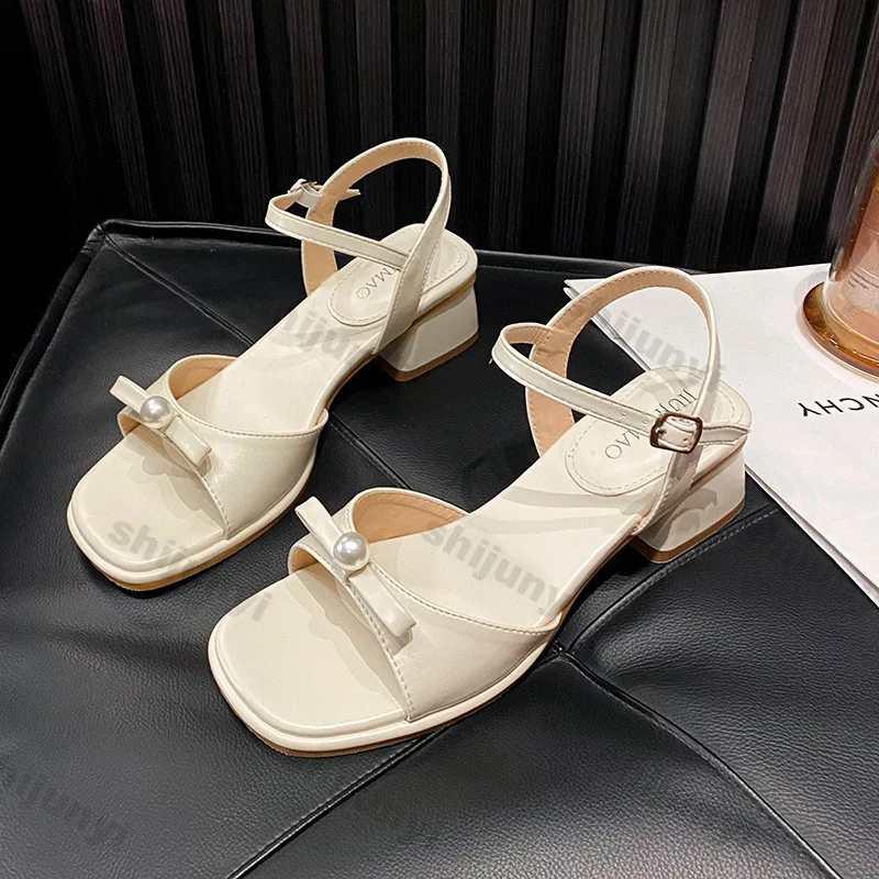 

Элегантная женская обувь на среднем каблуке, новинка 2025, модные сандалии на массивном каблуке с квадратными пуговицами, одно слово, сандалии с пряжкой и ремешком и квадратным носком