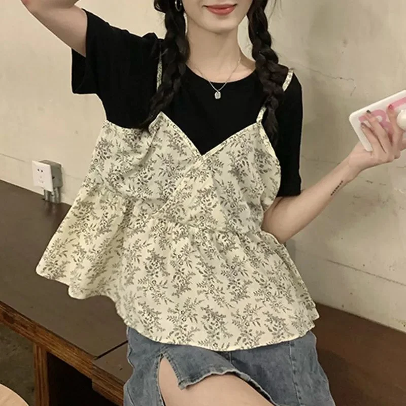 

Женская летняя футболка больших размеров в корейском стиле, имитация двухслойности, с коротким рукавом, с цветочным принтом, с бретельками, омолаживающий эффект