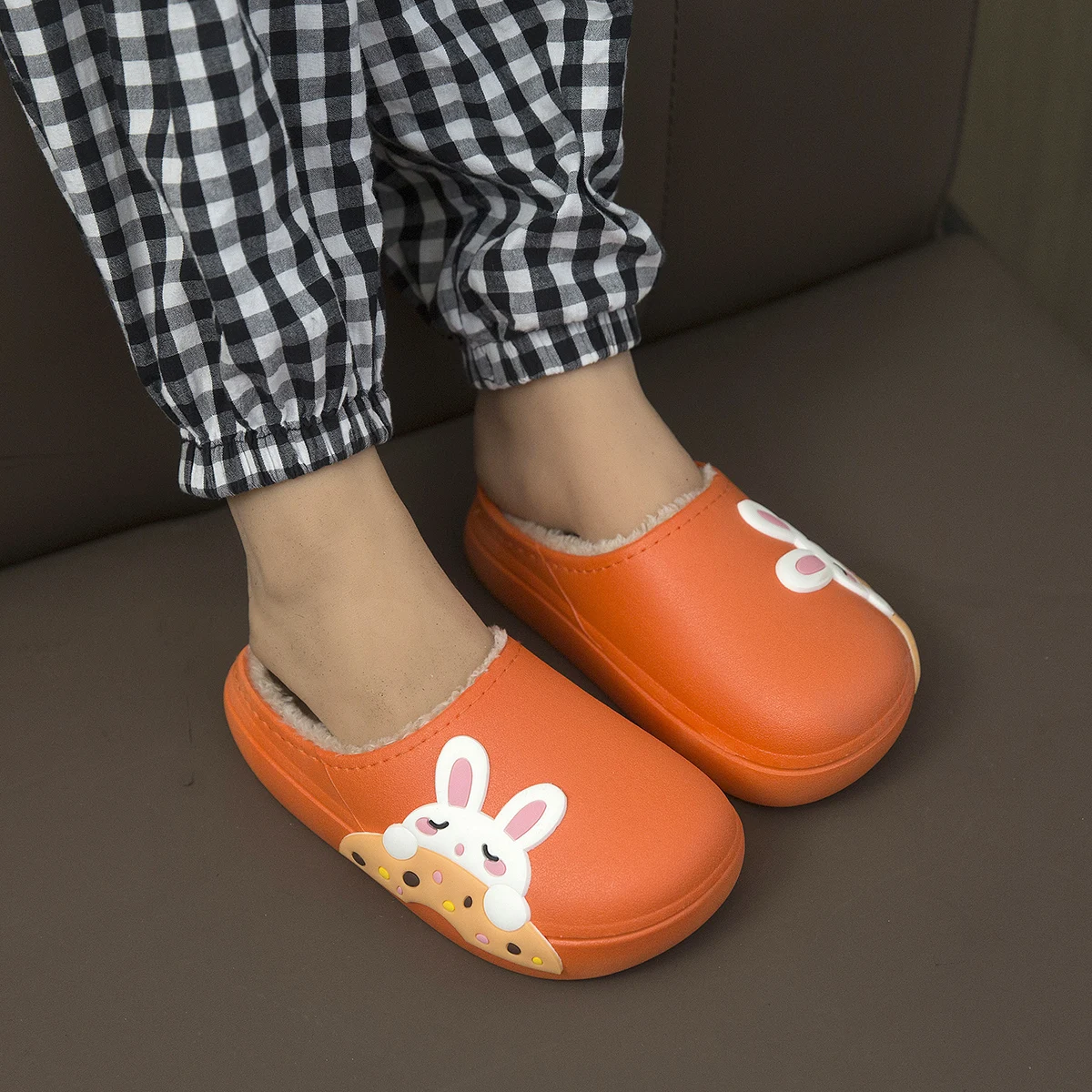 Simpatici cartoni animati per ragazzi e ragazze, scarpe in cotone per la casa, dinosauro, pantofole primaverili e autunnali per bambini, nuovo stile per la schiena del bambino