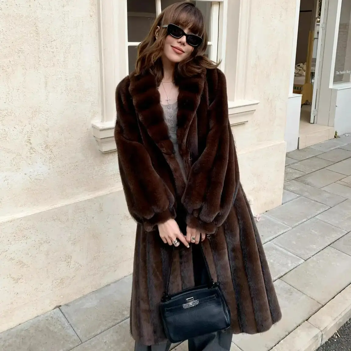 Nieuwe Winter 3D Embossing Strepen Faux Nertsen Bontjas CHIC Vrouwen Revers Kraag Bedekt Knop Lange Mouw Losse Midi Bovenkleding Melkachtig