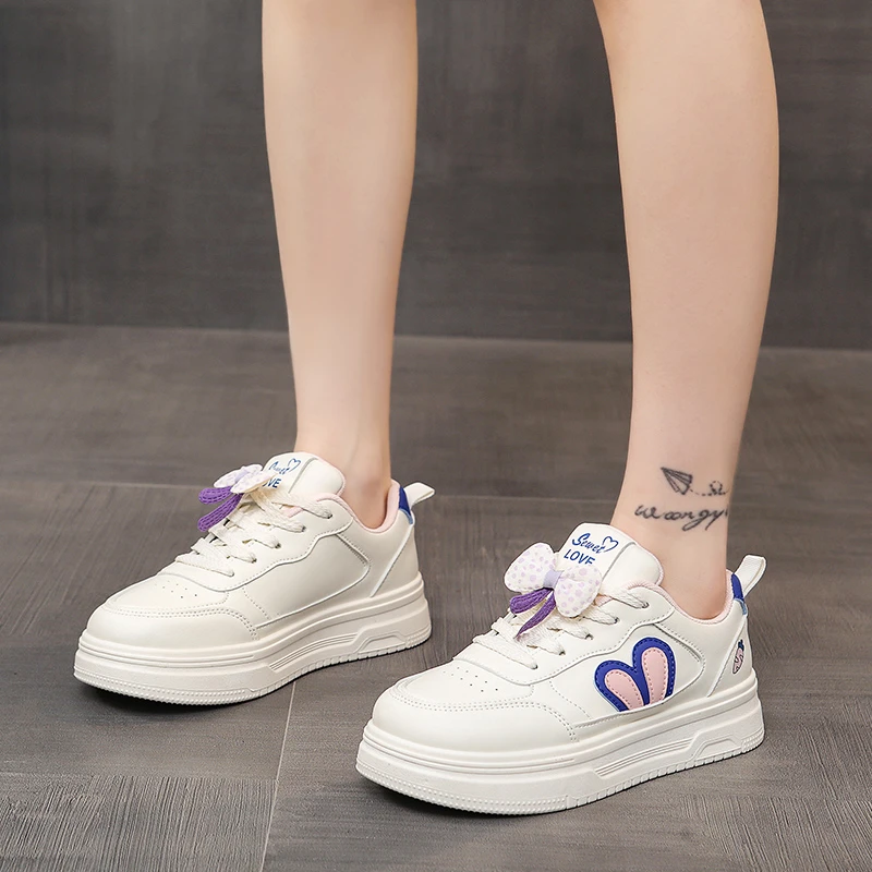 

Женские кроссовки на платформе, туфли для скейтбординга на толстой подошве, белая кожаная спортивная обувь, повседневная обувь в горошек с мультяшным принтом для медовых девушек и бантом