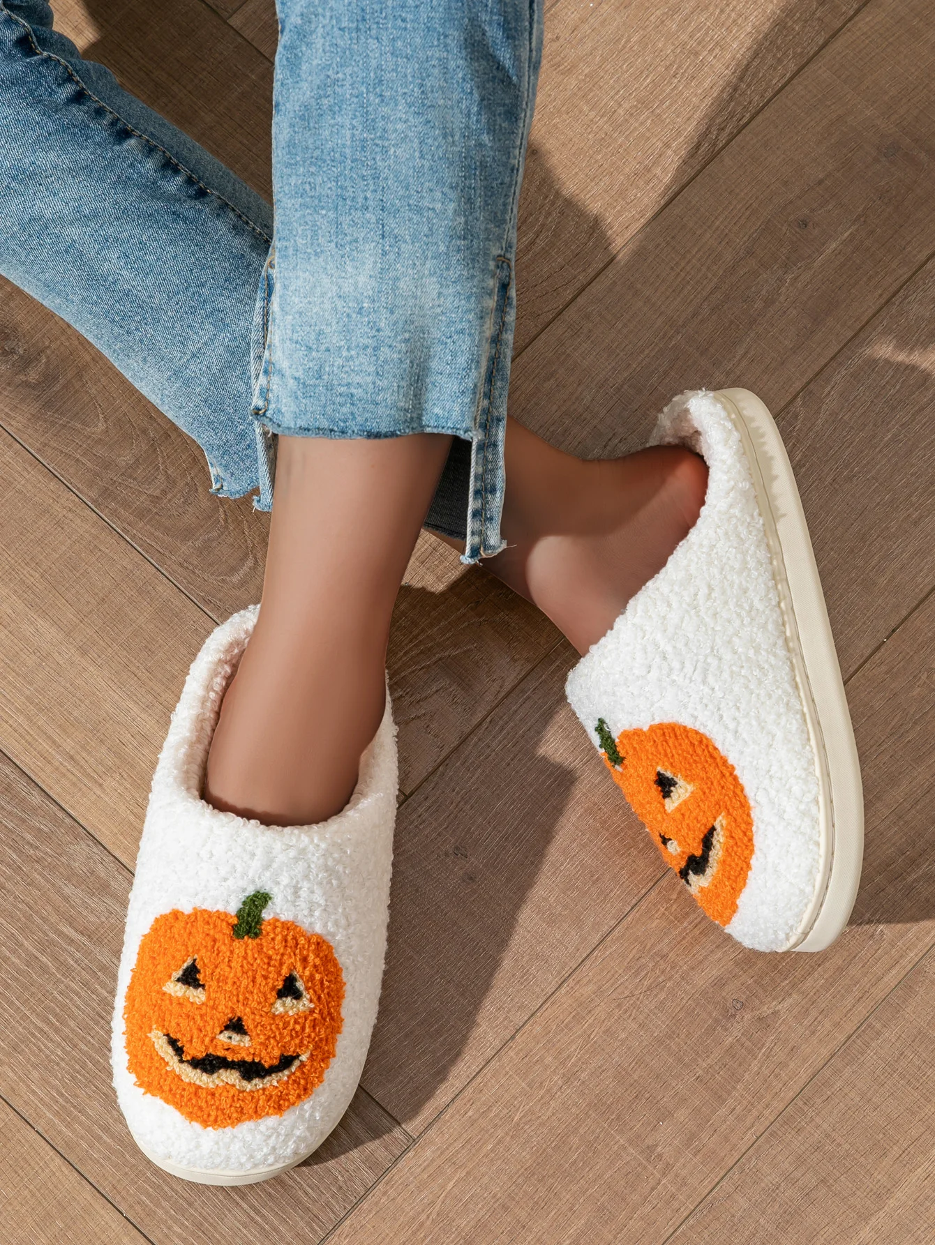 Women\'s Pumpkin Halloween Slippers for Indoor Use in Autumn Winter Comfortable Warm Fluffy Slippers for Couple in Cold Winte