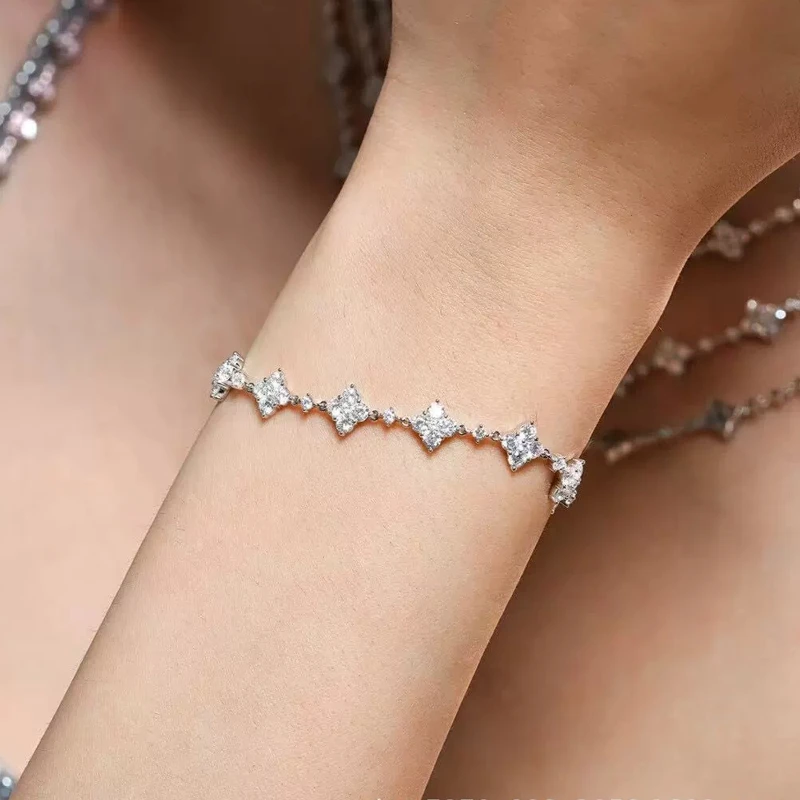 

Shining Four-Leaf Clover Bracelet for Women with Full Diamonds, Adjustable Star Accessories for a Stylish and Elegant Look