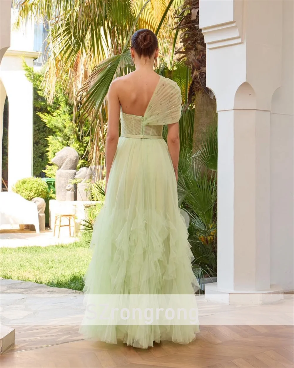 Affascinante abito da festa a trapezio da principessa a strati in tulle con una spalla e abito da sera lungo in cristallo con perline senza schienale per donna personalizzato