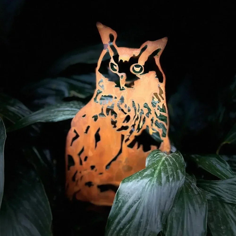 Ornamen kelinci logam pedesaan yang indah-mewah dengan kelinci berkarat. Seni halaman luar ruang yang besar untuk rumah petani