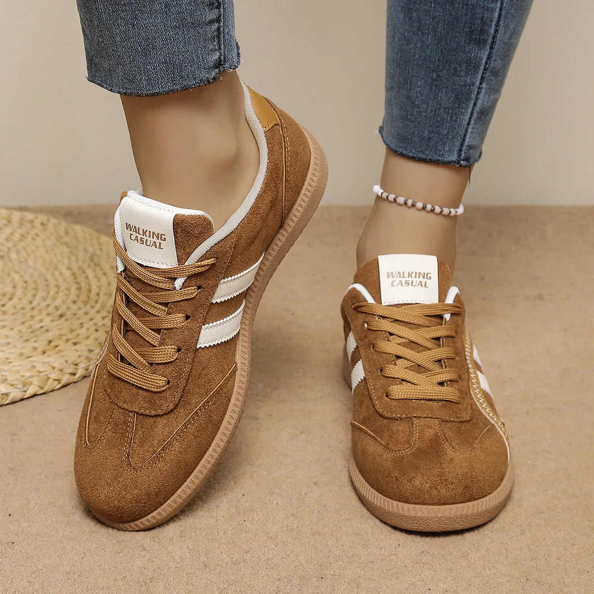 أحذية رياضية نسائية ربيعية جديدة لعام 2025 أحذية بدون كعب مسطحة فاخرة مريحة سهلة الارتداء أحذية رياضية نسائية ناعمة خفيفة الوزن للاستخدام الخارجي للنساء