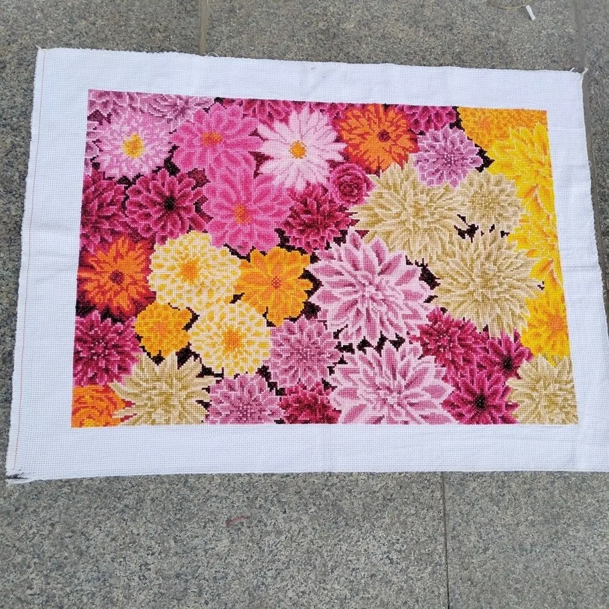 

Hand embroidered cross stitch finished product, with flowers blooming in abundance and wealth, peonies blooming in the living