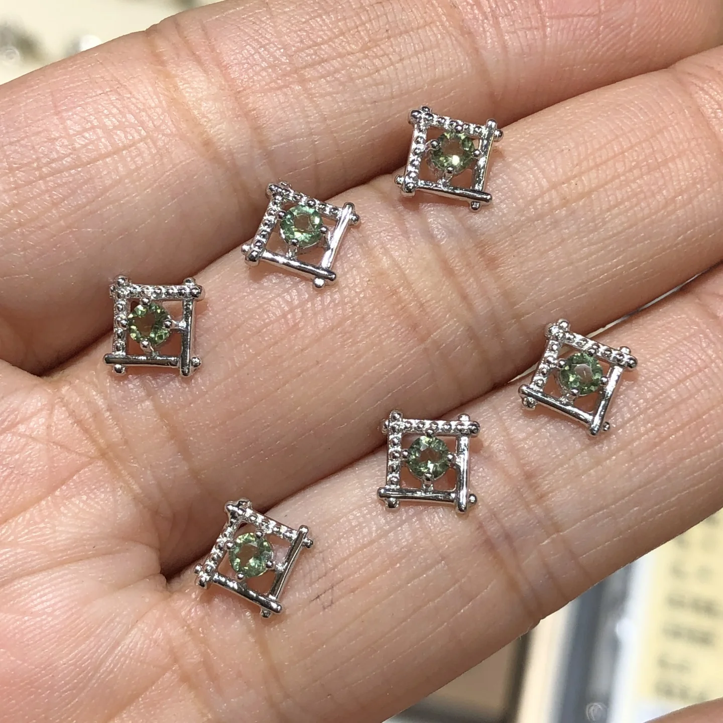 

1 шт. квадратные серьги Fengbaowu из натурального молдавита, серебро 925 пробы, 3 мм, граненая круглая форма, камень для Рейки-терапии, ювелирное украшение, подарок