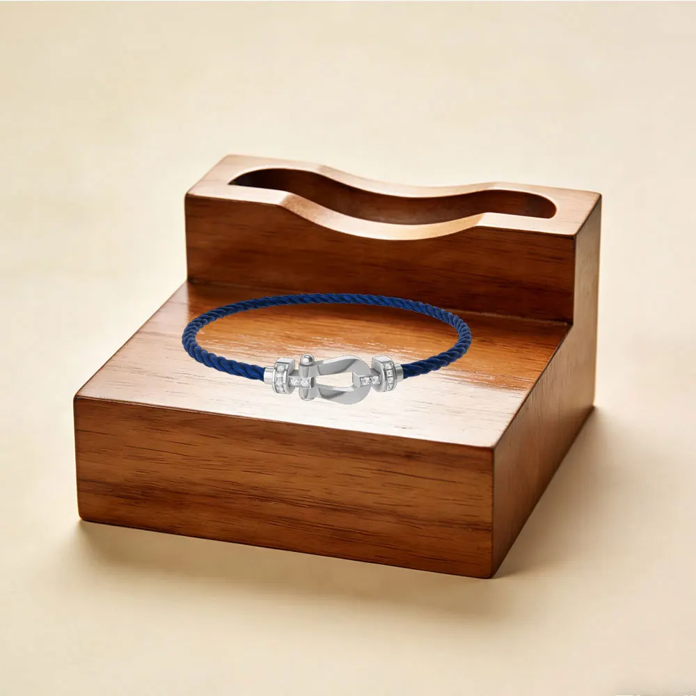 

Браслет среднего размера в стиле хип-хоп с цветной веревкой и U-образной застежкой в форме подковы с полупрозрачными стразами.