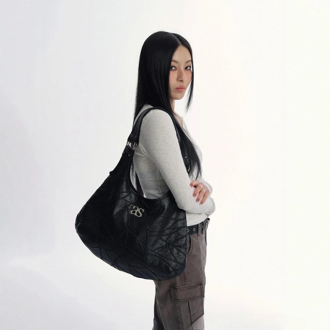 Ason 2025 New Korean Style Black PU Leather Sweet & Spicy Embroidered Crackle Large Capacity Shoulder Shell Bag