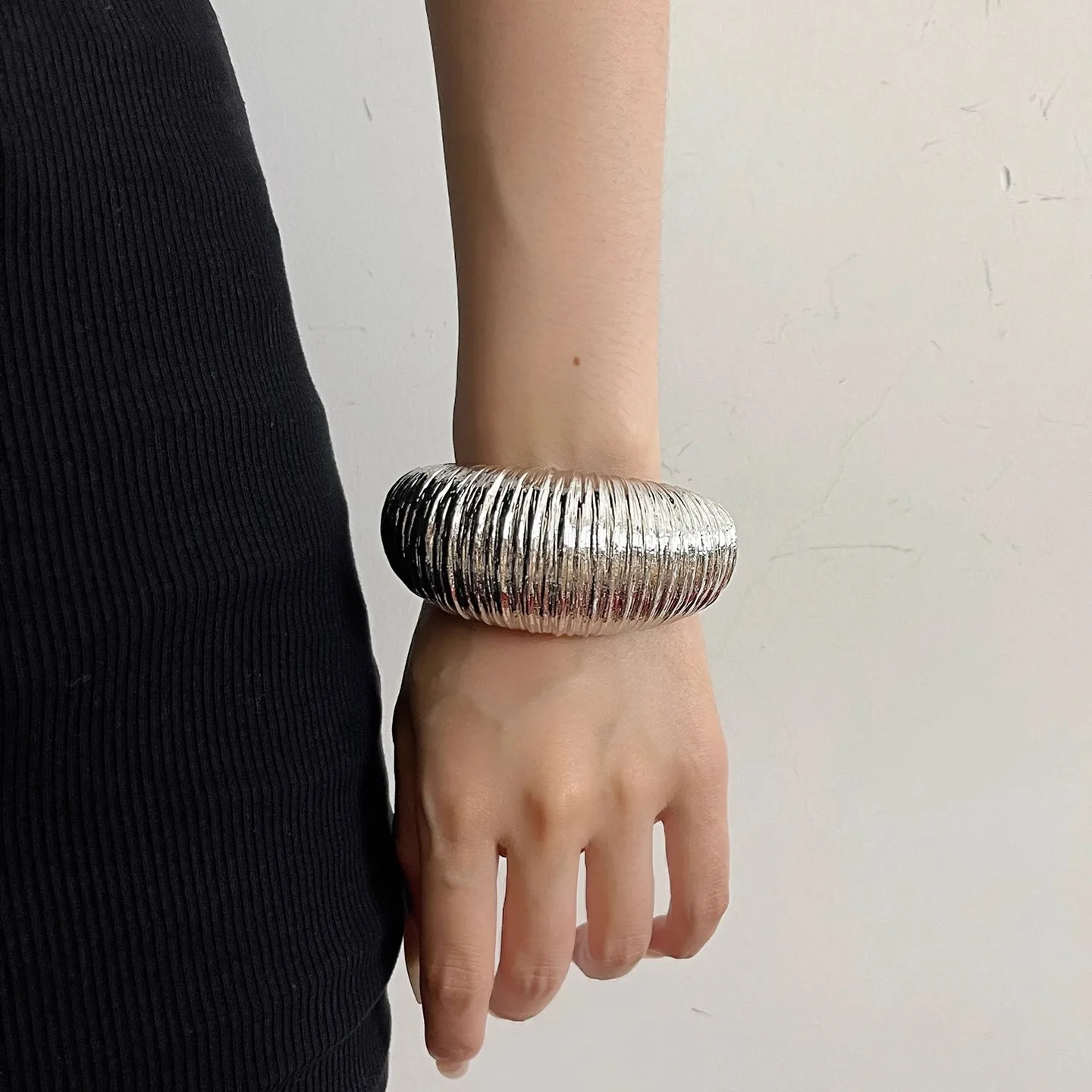 Niche Style Hook‑Wire Craft Arch Round Open Bangle Textured Wide Plain Band Luxury High‑End Delicate Bracelet For Women Jewelry