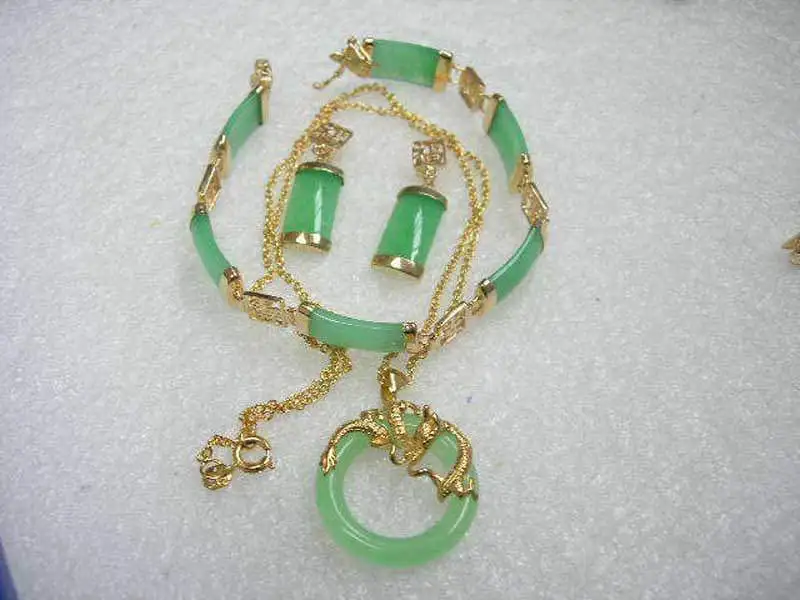

Natural Green Jade Pendant Necklace+Earrings+Bracelet Lucky Jewelry Sets