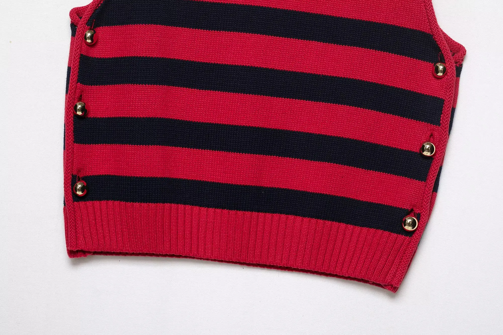 2025年春夏新作 レディースニットタンクトップ - オフショルダースタイル、サイドボタンアクセント、フローティーエレガンス、スリムフィットカット