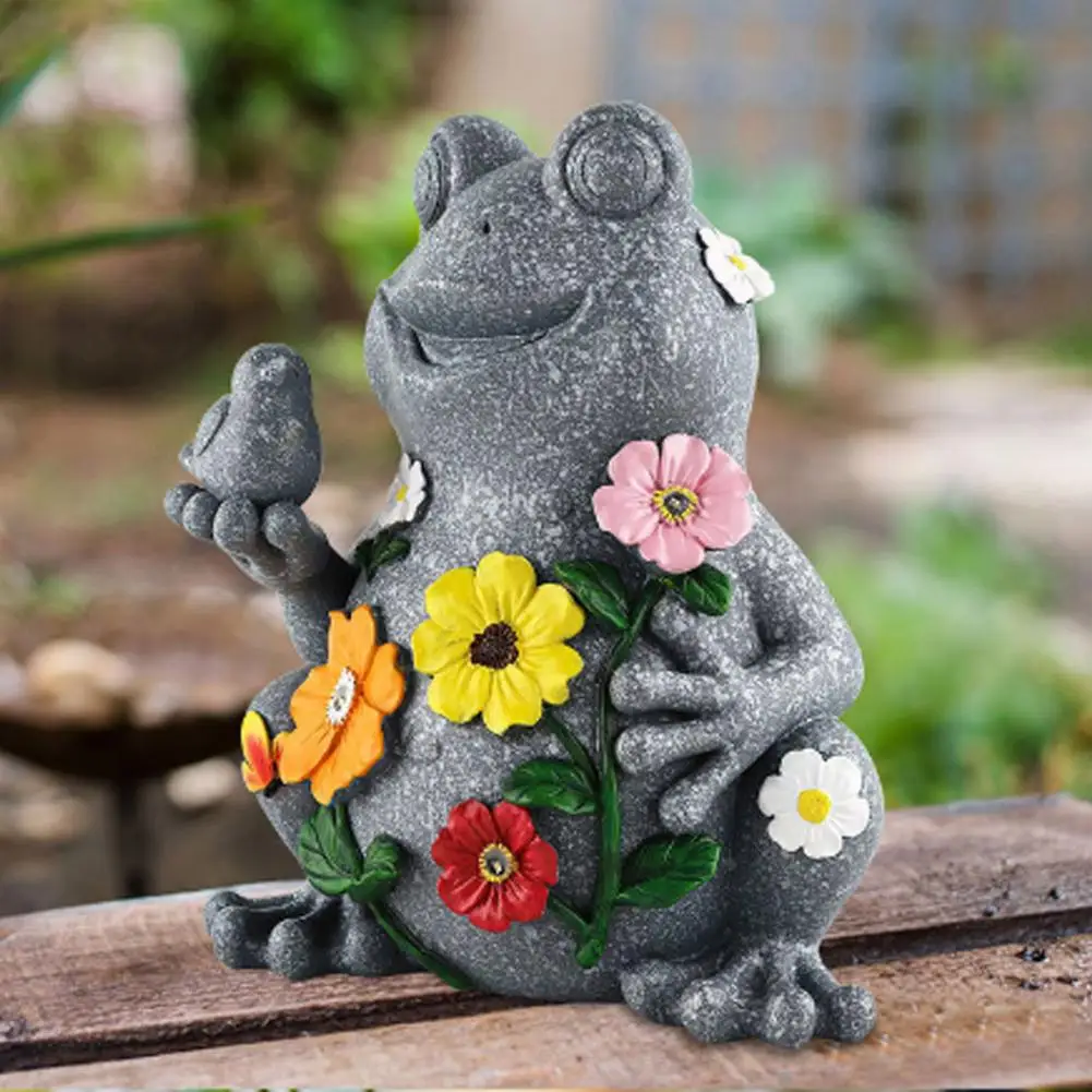 Weather Resistant Yard Decor Solar Frog Statue with Led Lights for Garden Home Decor Resin Frog Sculpture for Patio for Mom