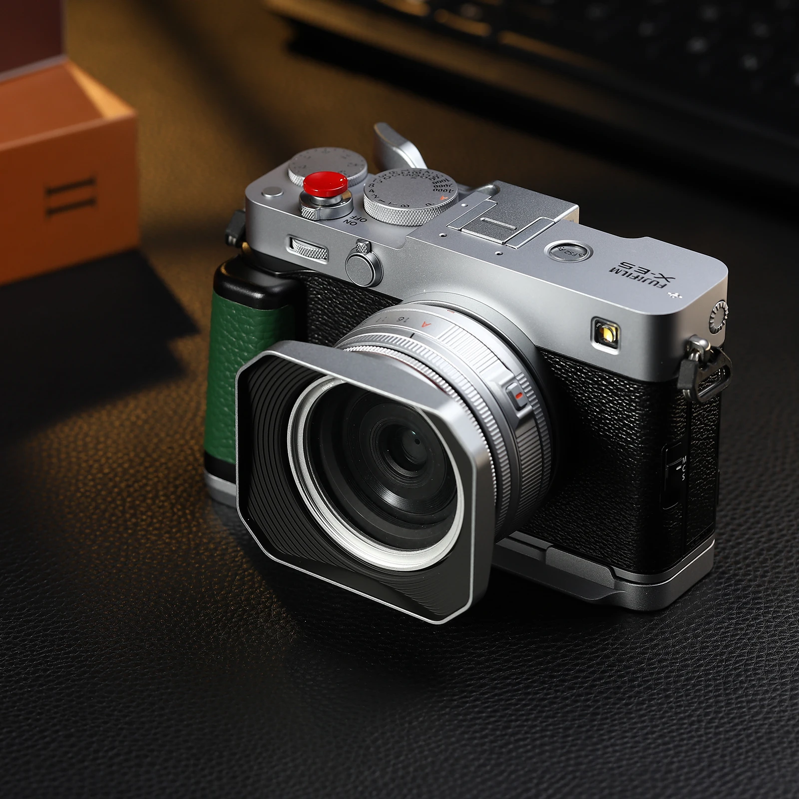غطاء عدسة Haoge Squaret المعدني لعدسات Fujifilm XF23mm F2.8 وFuji XF27mmF2.8 R WR، مع غطاء معدني على جسم XE5 Cemera فضي