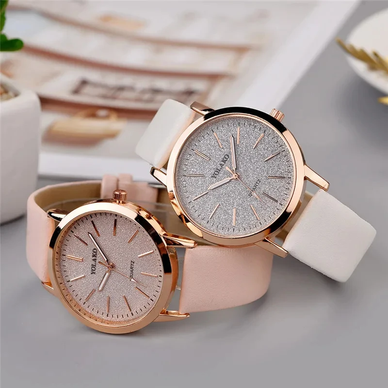 Neue einfache Frauen Uhren Luxus Design Leder Uhr Damen Quarz Armbanduhr Frauen kleine runde Zifferblatt Uhr