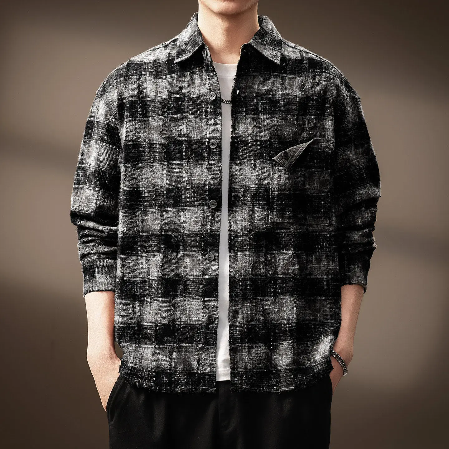 The new high-end retro checkered long-sleeved shirt and loose, casual, versatile workwear lapel jacket from Chaonan Chunqiu