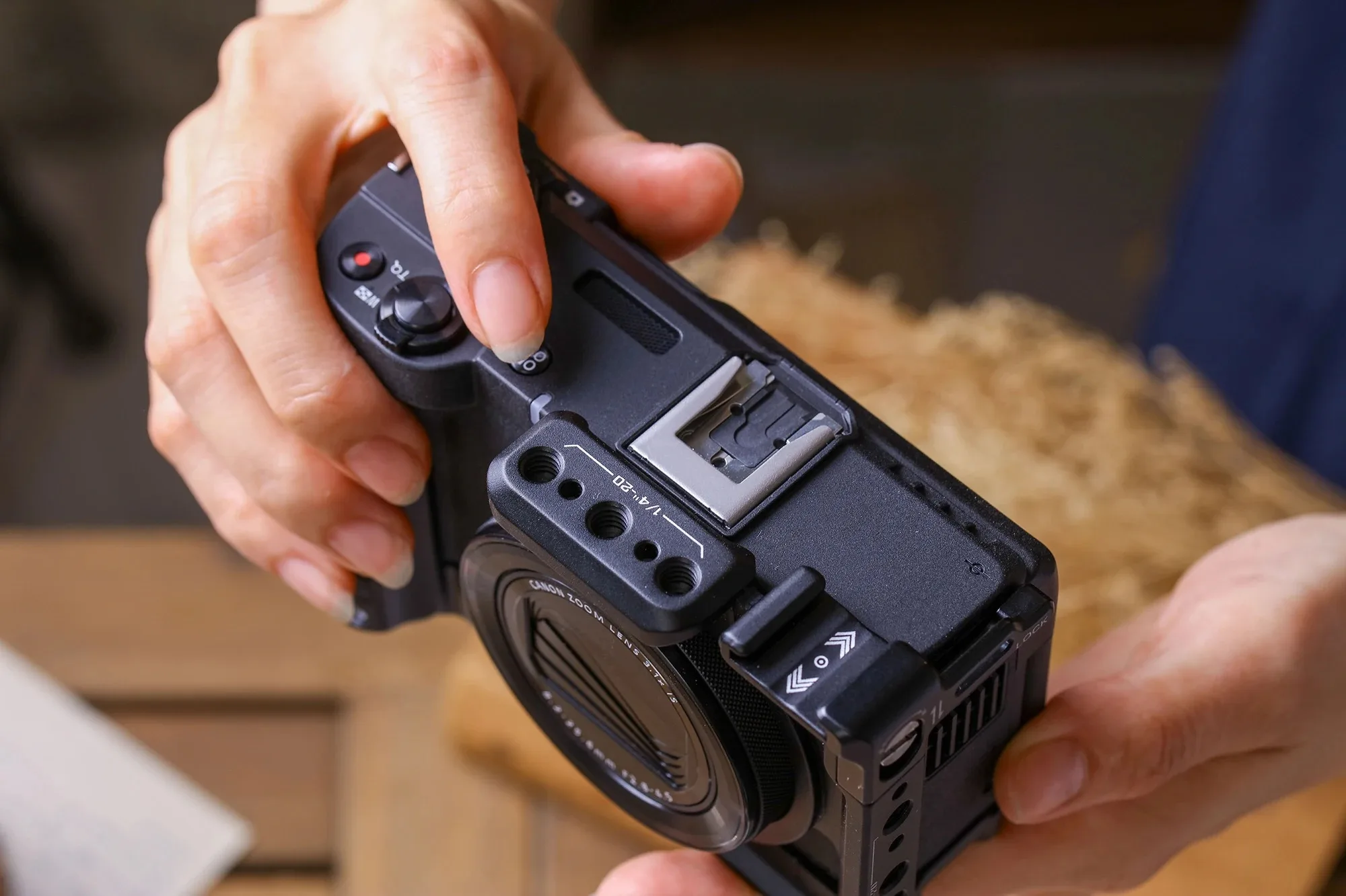 YANZUO Camera Cage For Canon V1 Camera Metal Protective Quick-Release Plate V1 Camera Cage Expansion Video Vlog Shooting Accesso