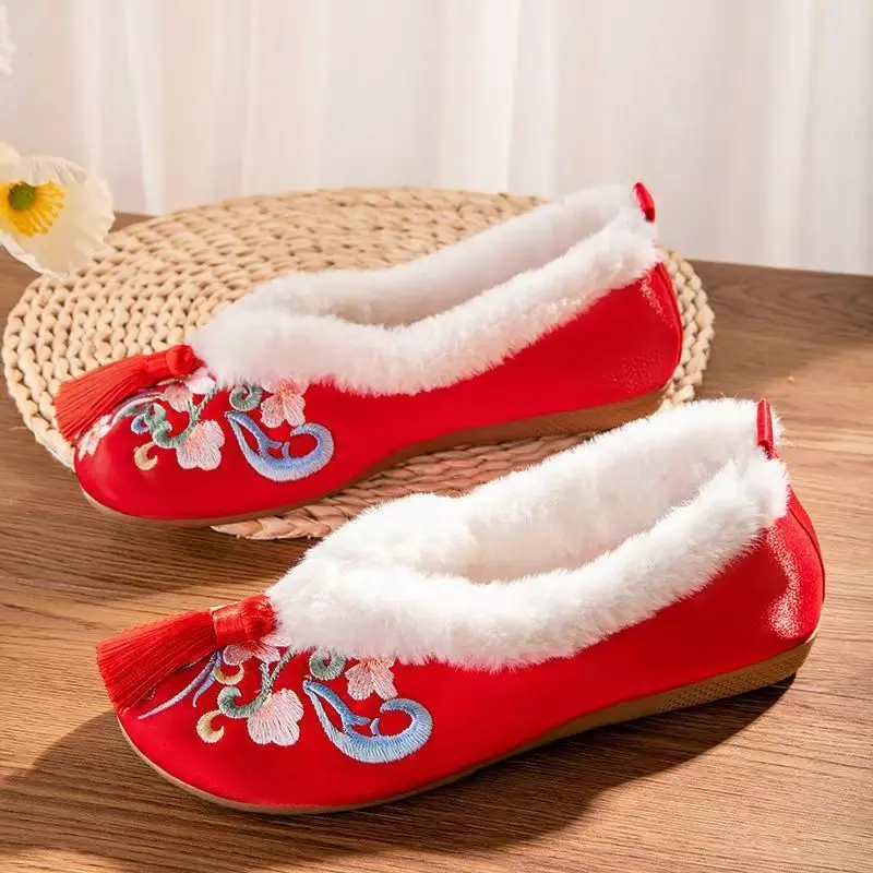 

Женские зимние новые хлопковые туфли с мелкой вышивкой в этническом стиле на плоской подошве без шнуровки с круглым носком, теплые плюшевые шелковые туфли Hanfu с кисточками