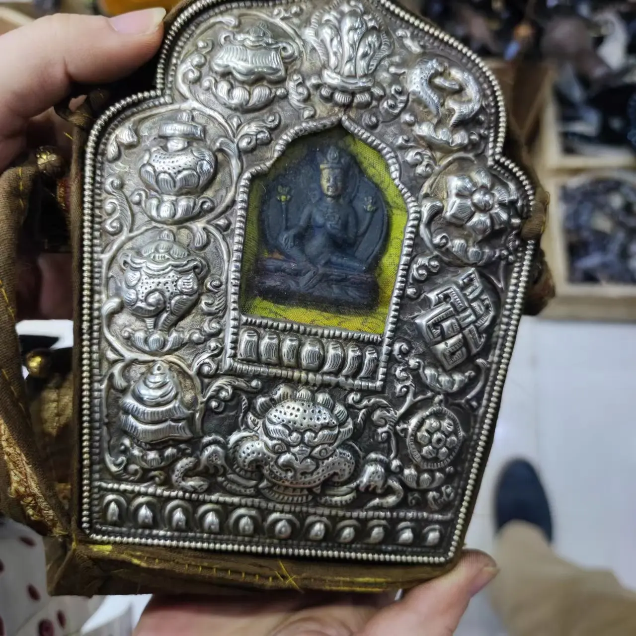 

1pcs/lot Tibetan style old Tibetan silver jacquard brocade bag antique Gawu box body protector Buddhism Belief piety precious