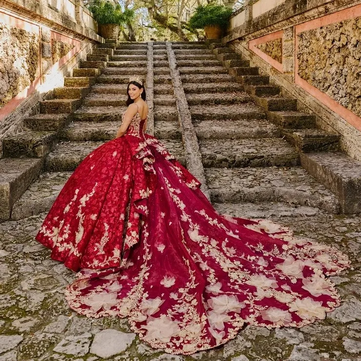 

Burgundy Charro Quinceanera Dresses Ball Gown Spaghetti Straps Tulle Appliques Lace Puffy Mexican Sweet 16 Dresses 15 Anos