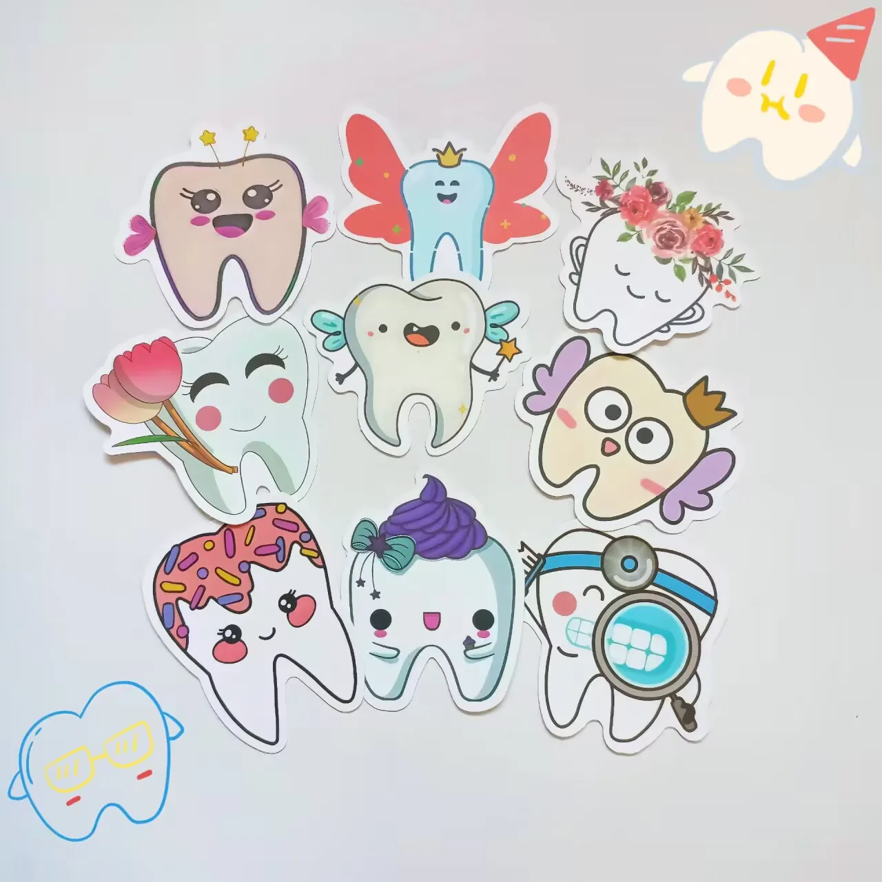 50Pcs Cute Dental Tooth Shaped Stickers Dentist Store Toothbrush Cartoon Teeth Sticker Wallstickers Decoration Dentistry Gifts