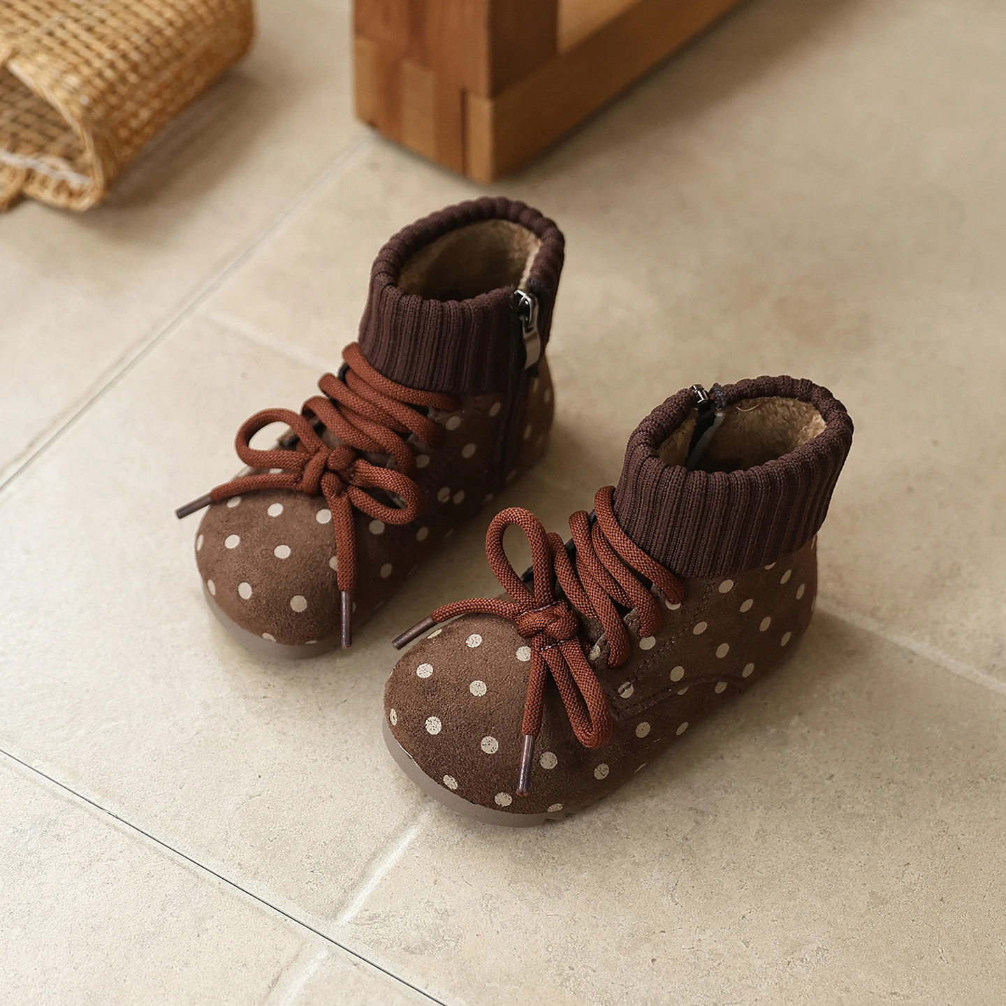 جديد خريف 2025 أحذية أطفال جلدية لطيفة منقطة أحذية بيرفوت نعل مطاطي للكاحل موضة طفل الفتيات الأحذية بوتاس نينا