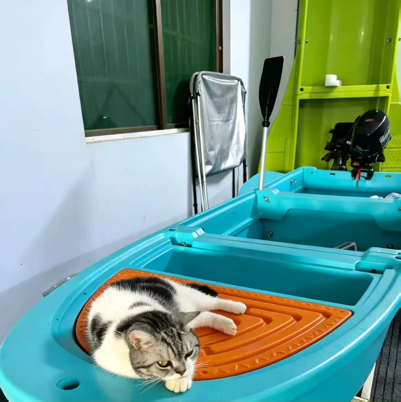 Factory Price PE Portable Foldable Fish Boat  for Water Sports 4-6 Person
