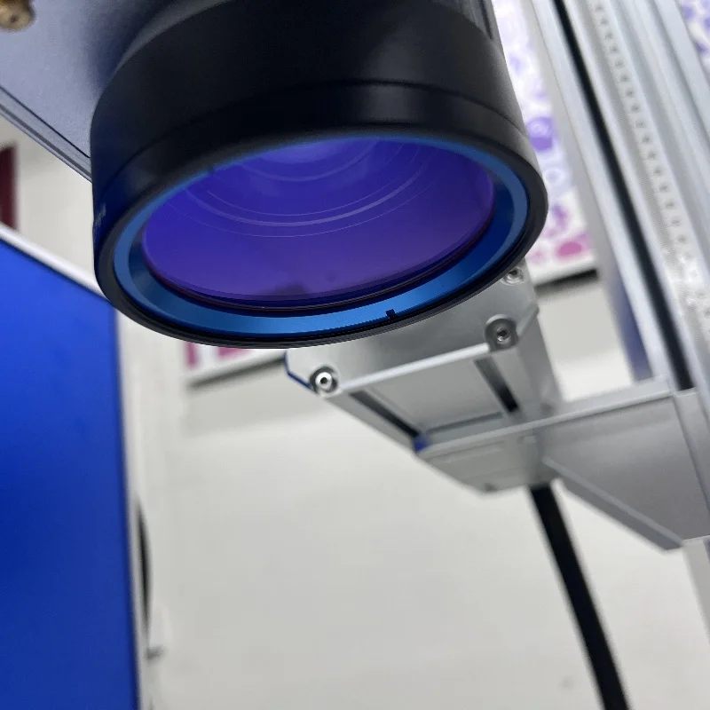 آلة الحفر بالليزر لسطح المكتب الصغيرة المحمولة 20 واط/30 واط/50 واط وسم ألياف الليزر للمعادن JPT Mopa 60 واط مصدر الليزر