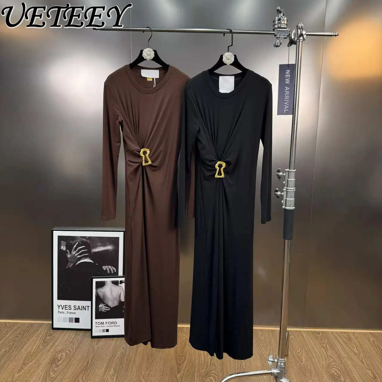 

Плиссированное металлическое платье с круглым вырезом и длинными рукавами, нишевое облегающее элегантное платье 2022, осеннее новое модное черное длинное платье для женщин