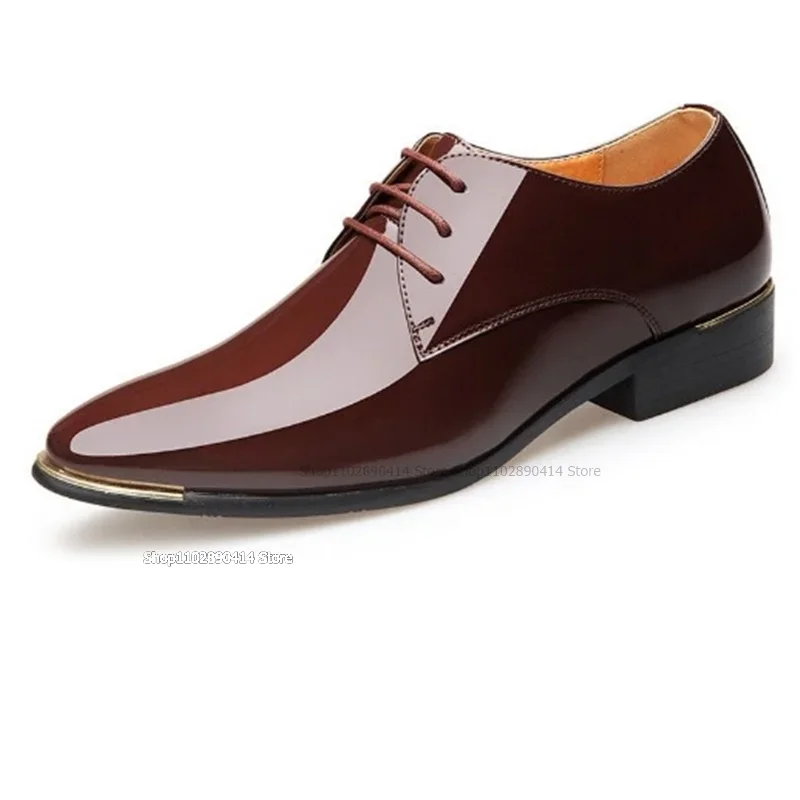 รองเท้าหนังแก้วสีดำขอบโลหะ แต่งสายรัด สำหรับผู้ชาย รองเท้าทางการคุณภาพสูง รองเท้าแฟชั่นทันสมัยแบบหุ้มส้นต่ำ