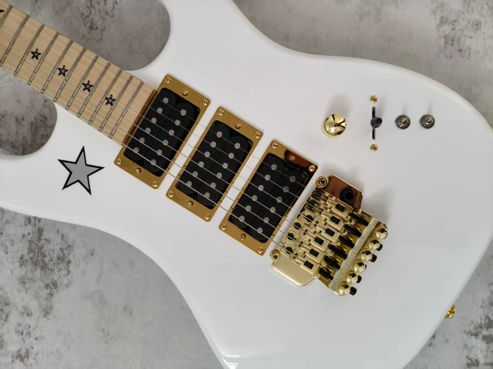 Gloss White Star Inlay Electric Guitar Gold Hardware 3 Humbuckers Double‑Lock Tremolo for Metal Music