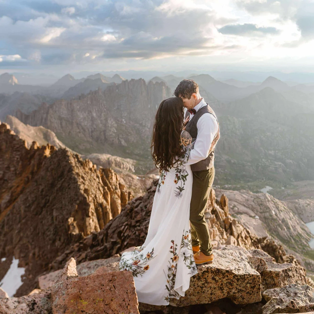 取り外し可能なドロップスリーブ、マルチカラーのブライダルドレス、スパゲッティストラップ、カスタム刺繍レースシフォン、バックレスのウェディングドレス