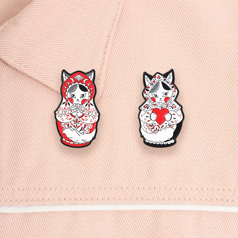 Russische Matroschka-Puppen-Emaille-Pins: Klassische russische Matroschka mit rotem Kopftuch, Sonnenbrille, Blumen- & Katzen-Brosche, Schmuck-Abzeichen – Detail 3