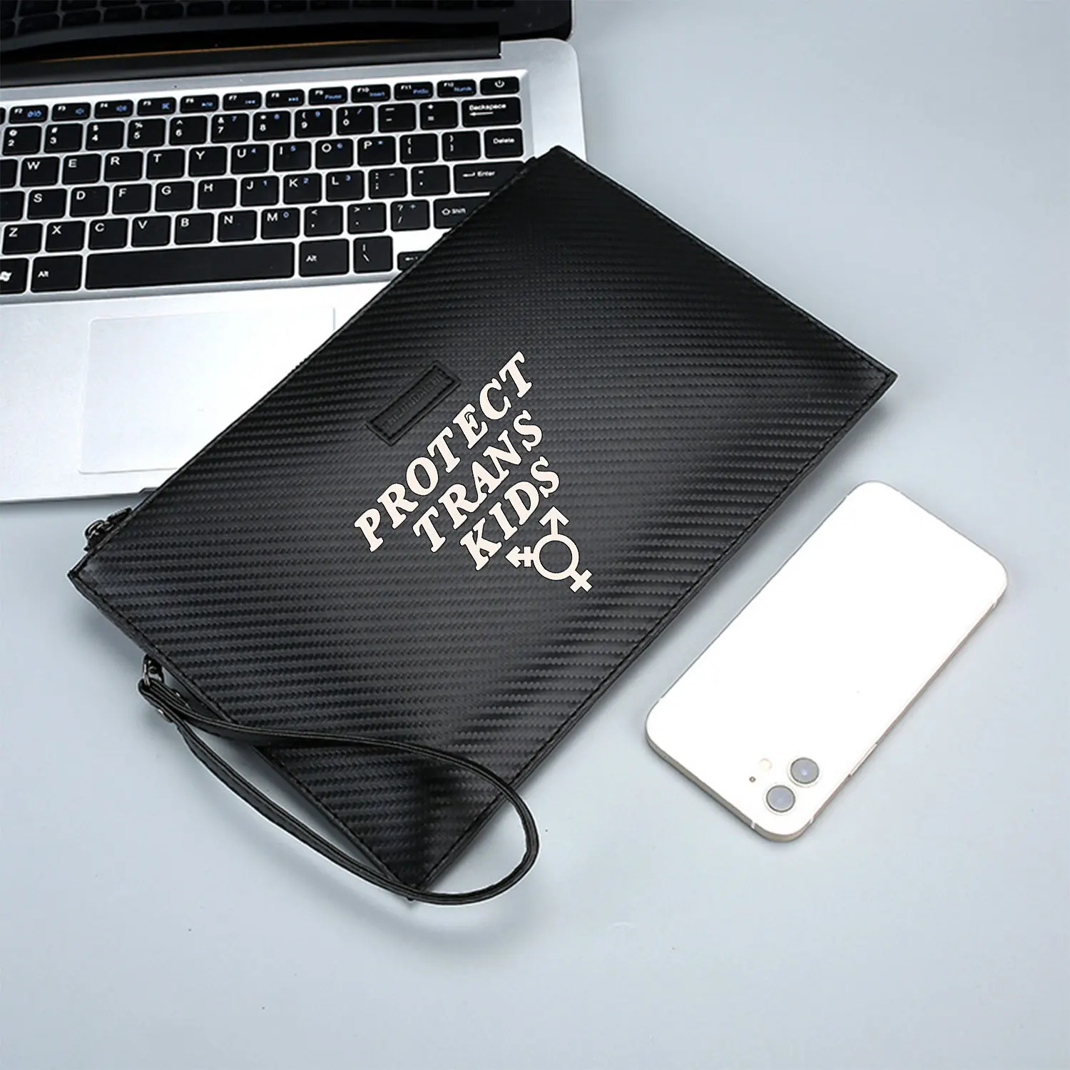 กระเป๋าถือผู้ชายลายพิมพ์ PU ดีไซน์หรูหรา พร้อมตัวอักษร Protect Trans Symbol ทันสมัยและใช้งานได้จริงสำหรับการใช้งานในชีวิตประจำวัน