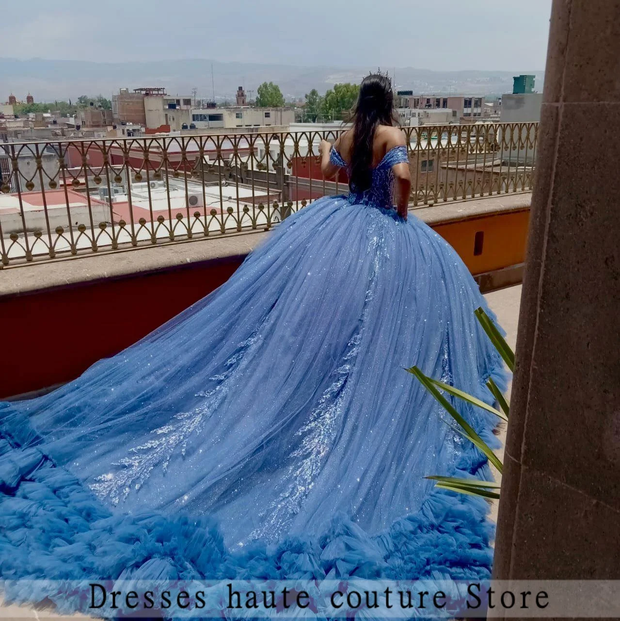 Azul brilhante tule quinceanera vestidos de baile 2025 babados lantejoulas apliques doce 16 vestido personalizado vestidos de 15 anos