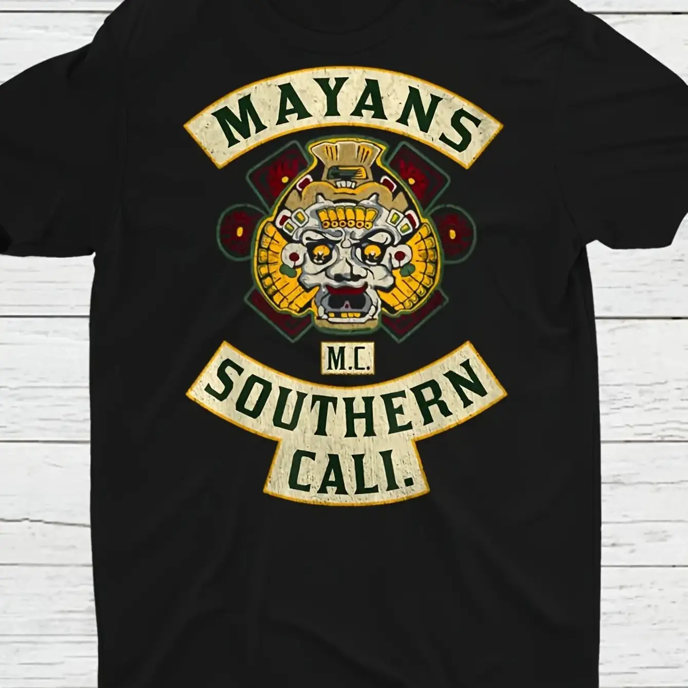 Camiseta con diseño de la serie de televisión Maya Gang. Esta camiseta con diseño de cuello redondo del club de motociclistas presenta el patrón de la Banda Maya de California.
