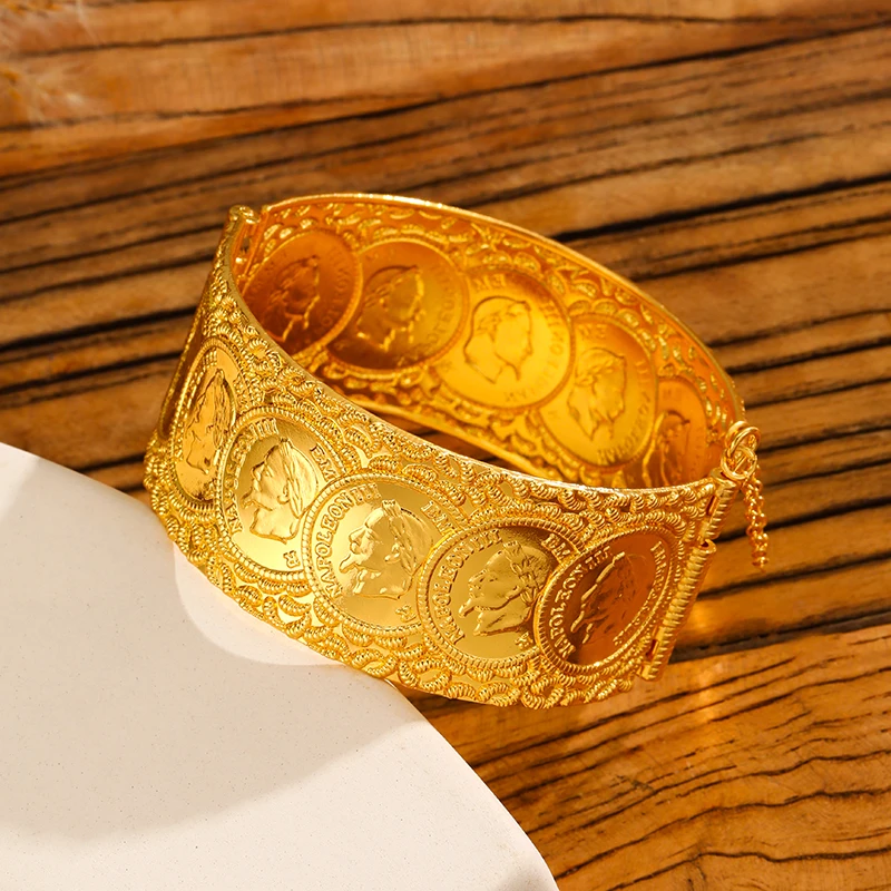 Vintage Münzmuster Manschettenarmband für Damen, Vergoldeter Hohler Metall-Breitarmreif Modischer Statement-Schmuck – Detail 3