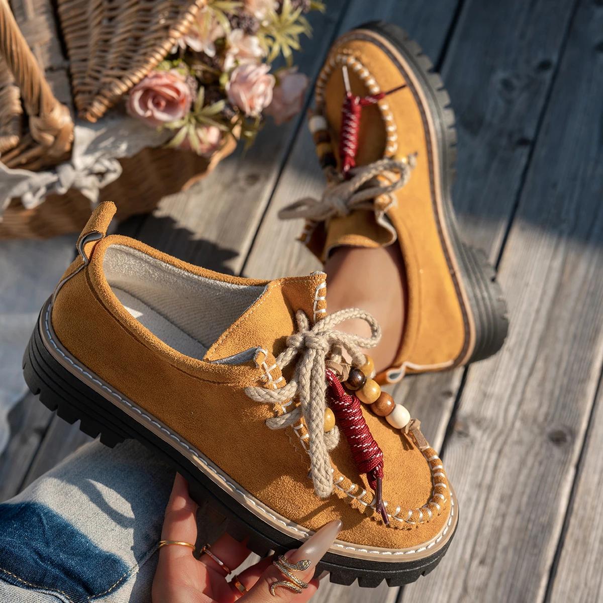 Flache Turnschuhe für Damen im Retro-Stil, runde Zehen, Schnür-String-Perlen-Schuhe für Damen, 2025, neue Freizeit, Frühling und Herbst, Turnschuhe für Damen