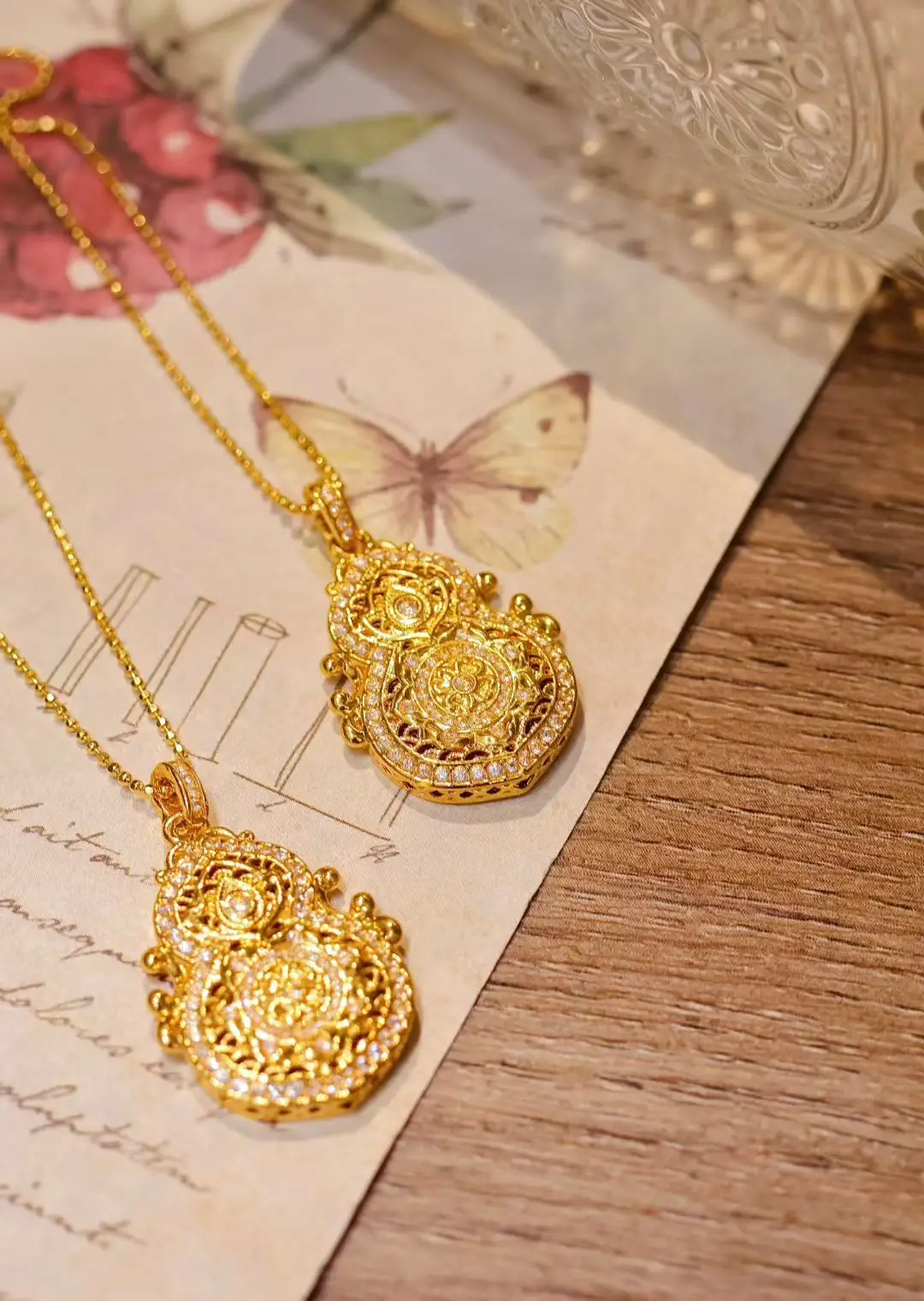 

Кулон из цельного золота 18 карат с лотосом и морганитом. Качественное колье для индивидуального заказа или оптовой продажи. Женский кулон.